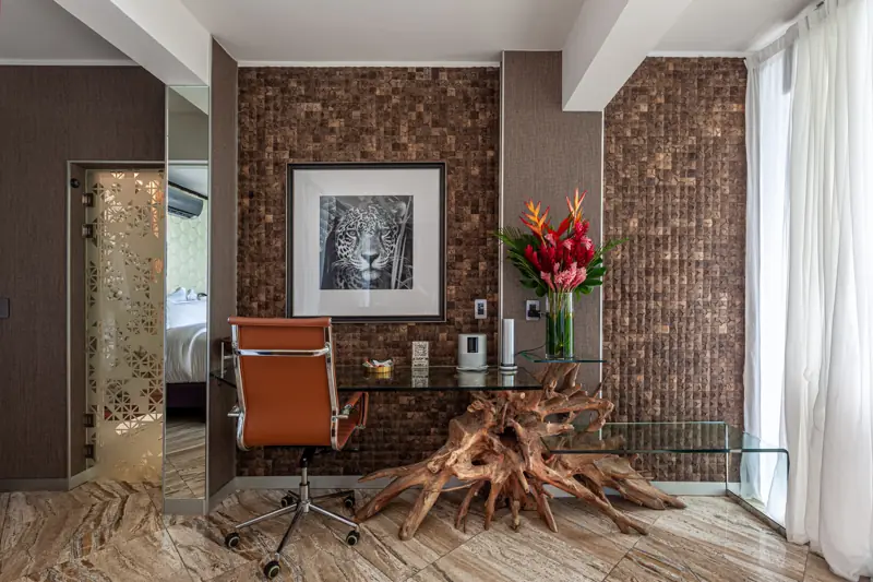 Root desk, Makanda suite
